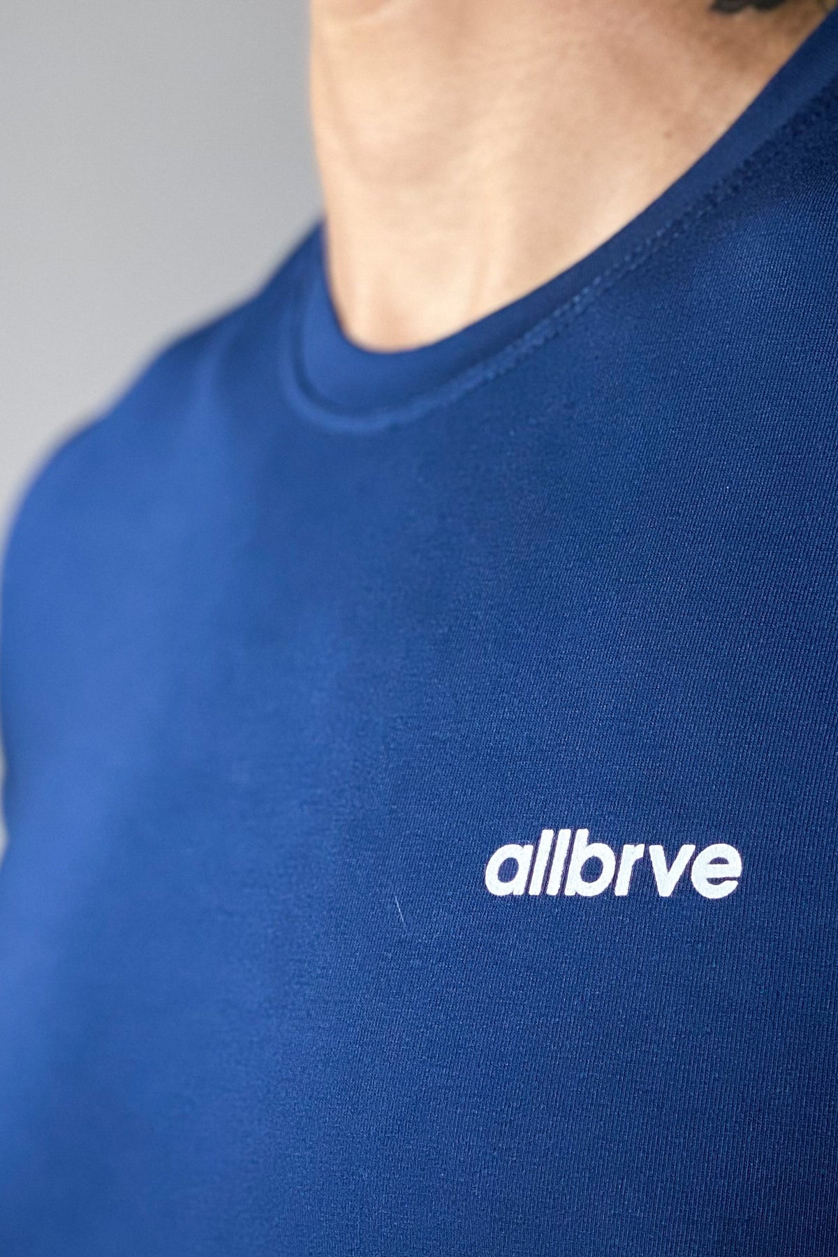 Camiseta Masculina Tech Light Marinho ALLBRVE dobrada, evidenciando o tecido que não amassa e facilidade na rotina.