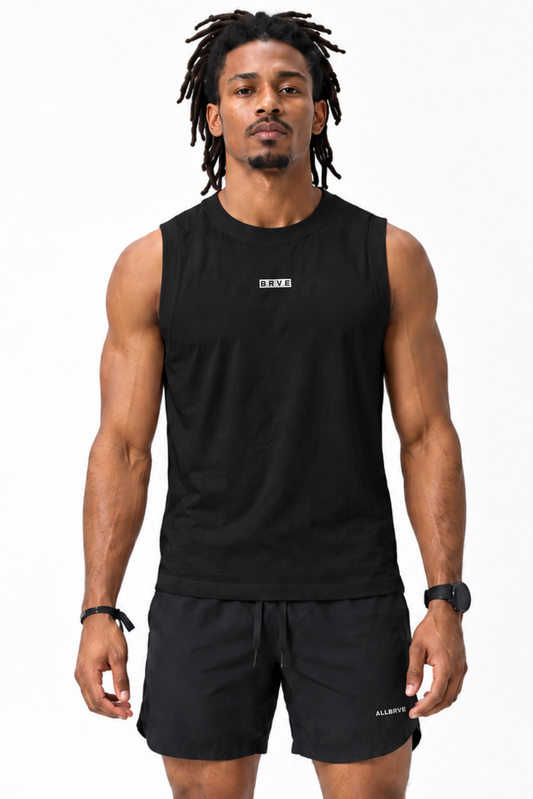 Regata Masculina Muscle Preta, vista frontal em manequim, modelagem ampla para treino e dia a dia