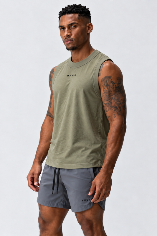Regata Masculina Muscle Verde Militar, vista frontal. Modelagem ampla para treinos de CrossFit, HYROX e musculação.